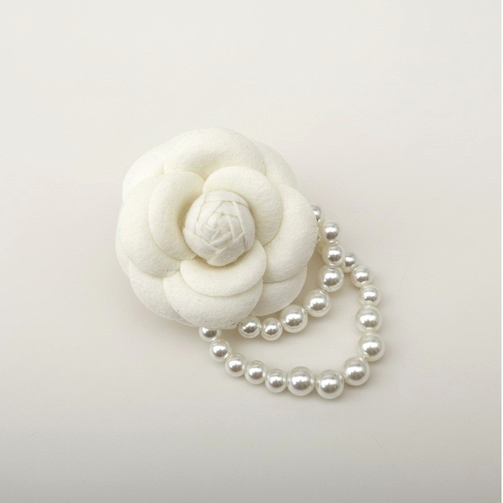 Elegant White Rose Brooch with Multi-Pearl Cluster – Brand New